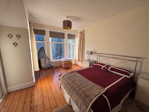 3 bedrooms, iron/ironing board, free WiFi, bed sheets - Cozy Beachfront retreat next to great hiking trails (Burntisland)