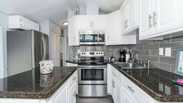 Geladeira, micro-ondas, fogão, cooktop