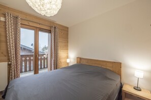 2 bedrooms, iron/ironing board, WiFi