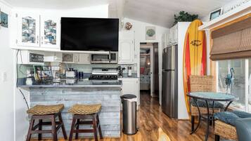 Jääkaappi, mikroaaltouuni, uuni, liesi