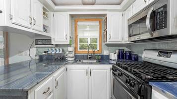 Een koelkast, een microgolfoven, een oven, een kookplaat