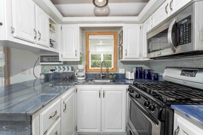 雪櫃、微波爐、焗爐、爐具