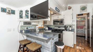 KĂŒhlschrank, Mikrowelle, Ofen, Herdplatte