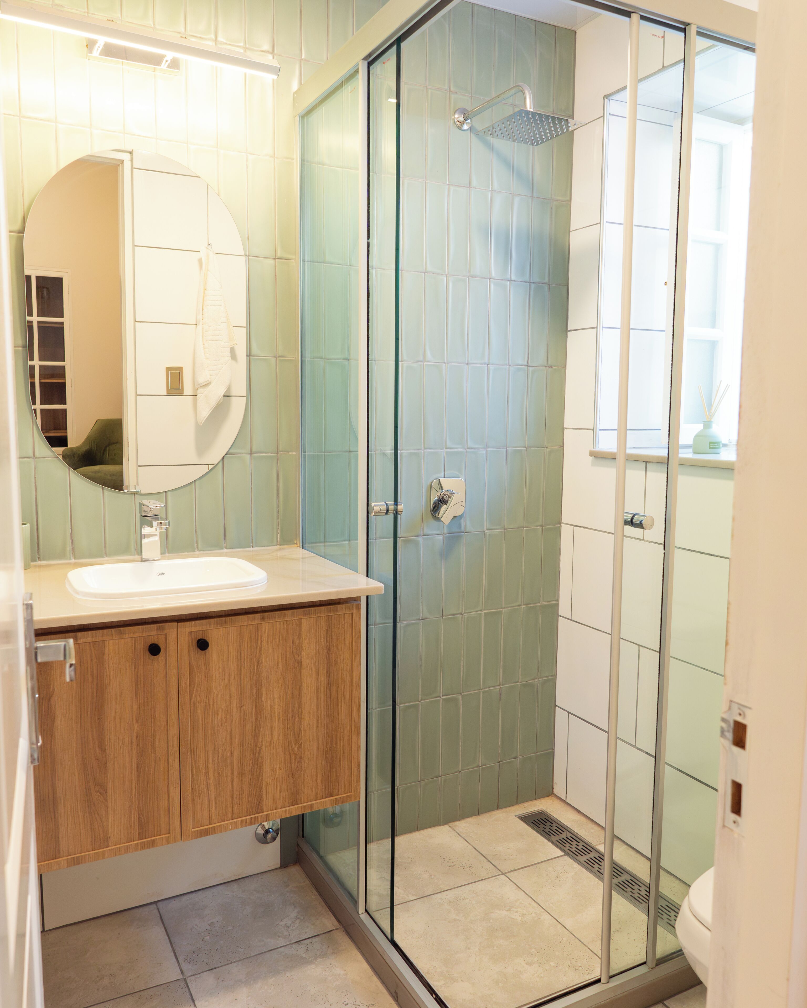 Douche, sèche-cheveux, serviettes fournies, savon