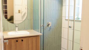 Douche, sĂšche-cheveux, serviettes fournies, savon