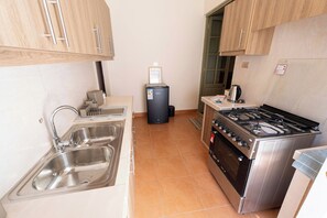 Kjøleskap, mikrobølgeovn, ovn og kokeplater