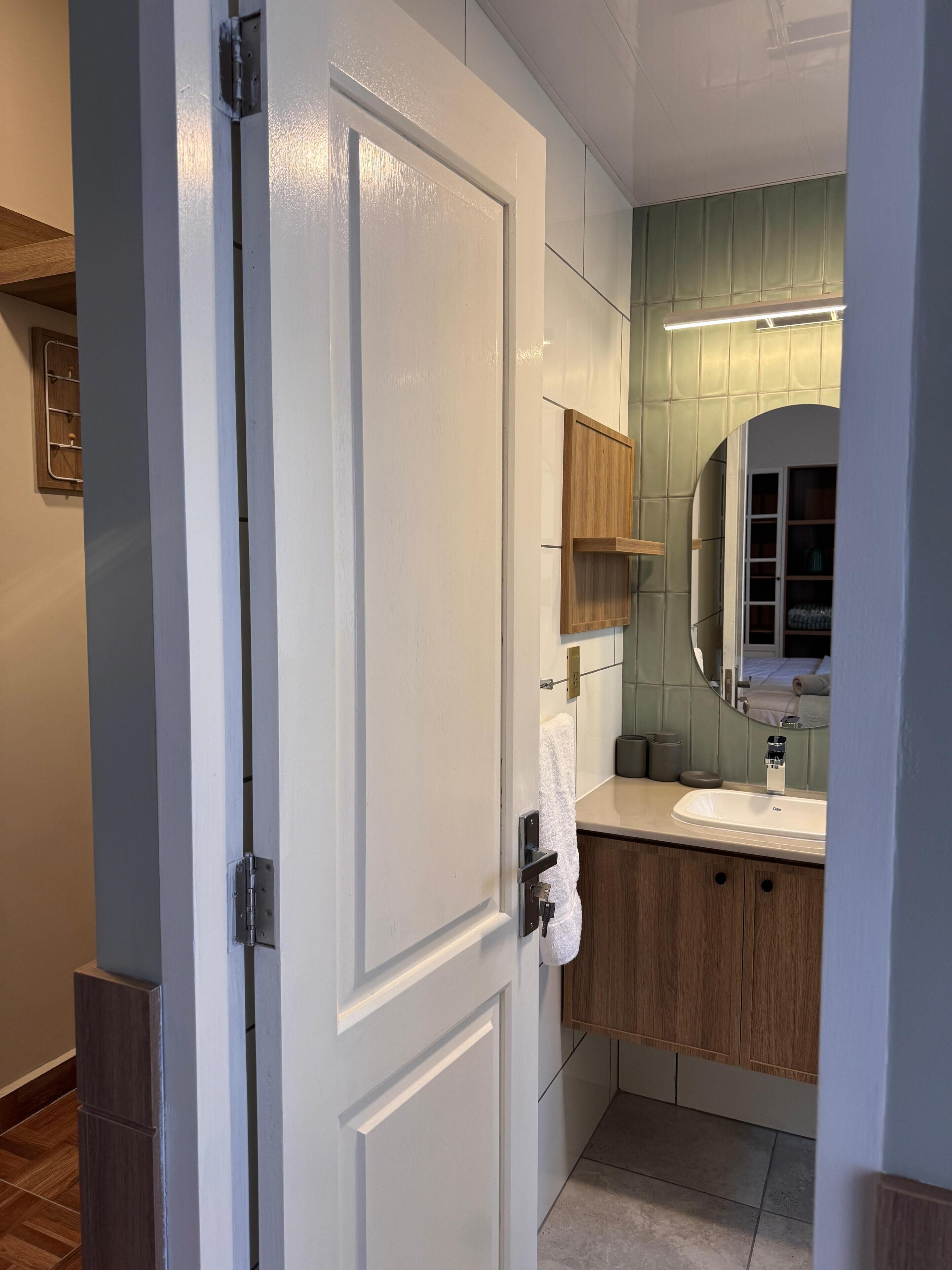 Suihku, hiustenkuivaaja, pyyhkeet, saippua