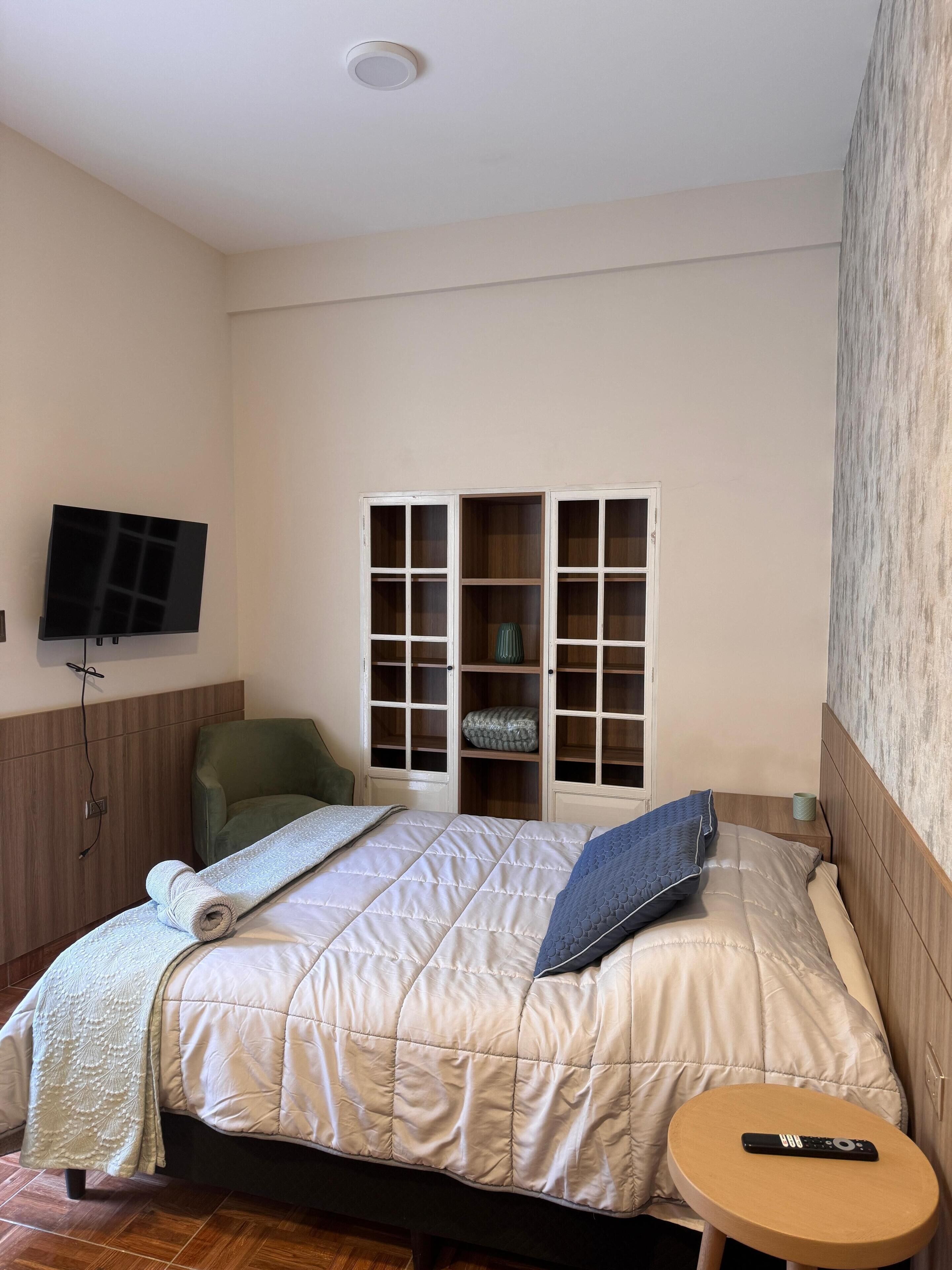 1 habitación, tabla de planchar con plancha, wifi gratis y ropa de cama 