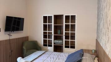 Tabla de planchar con plancha, wifi gratis y ropa de cama