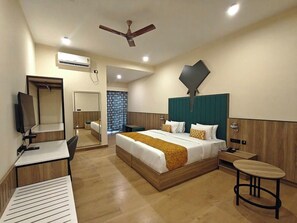 Desk - Tuskers Hill Banquets by Poppys (Mannarkkad)