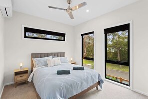 3 bedrooms, iron/ironing board, travel crib, WiFi - Townhouse Close to Shops and Beach (Cowes)