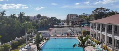 حمام سباحة