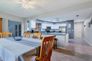 Dining - Rotunda West Canal - P820941 (Rotonda West)