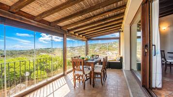 Family Villa, 4 Bedrooms, Fireplace, Mountainside (Villa La Licciola) | Dining