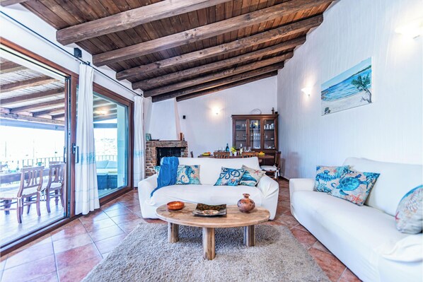 Familie villa, meerdere slaapkamers, uitzicht op gebergte (Villa La Licciola) | Woonruimte | Een 21-inch smart-tv met kabelzenders, een open haard en een dvd-speler