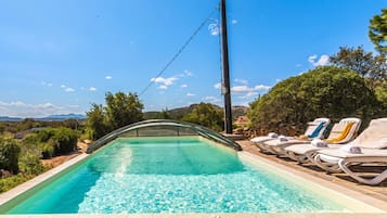 Vila família, vários quartos, ao lado da montanha (Villa La Licciola) | Piscina | Piscina externa sazonal