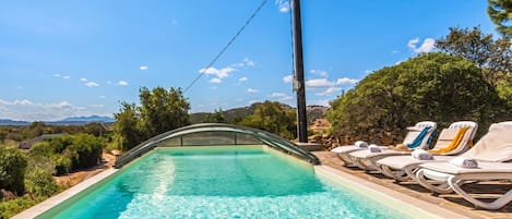 Villa familiar, varias habitaciones, junto a la montaña (Villa La Licciola) | Alberca | Alberca al aire libre por temporada