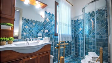 Vila família, vários quartos, ao lado da montanha (Villa La Licciola) | Banheiro | Chuveiro, secador de cabelo, bidê, toalhas de banho