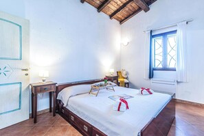 Familie villa, meerdere slaapkamers, uitzicht op gebergte (Villa La Licciola) | 4 slaapkamers, een laptopwerkplek, een strijkplank/strijkijzer