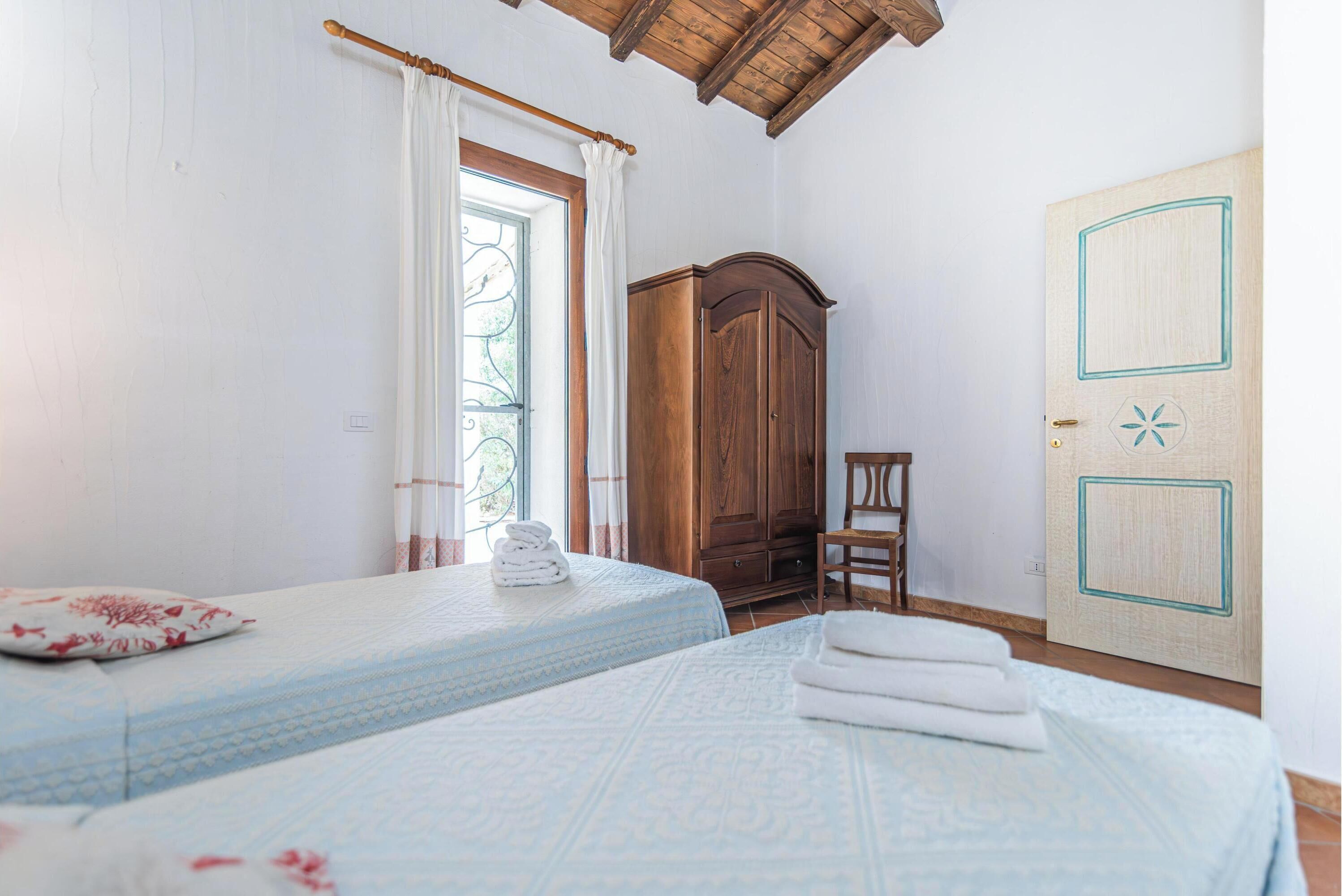 Familie villa, meerdere slaapkamers, uitzicht op gebergte (Villa La Licciola) | 4 slaapkamers, een laptopwerkplek, een strijkplank/strijkijzer