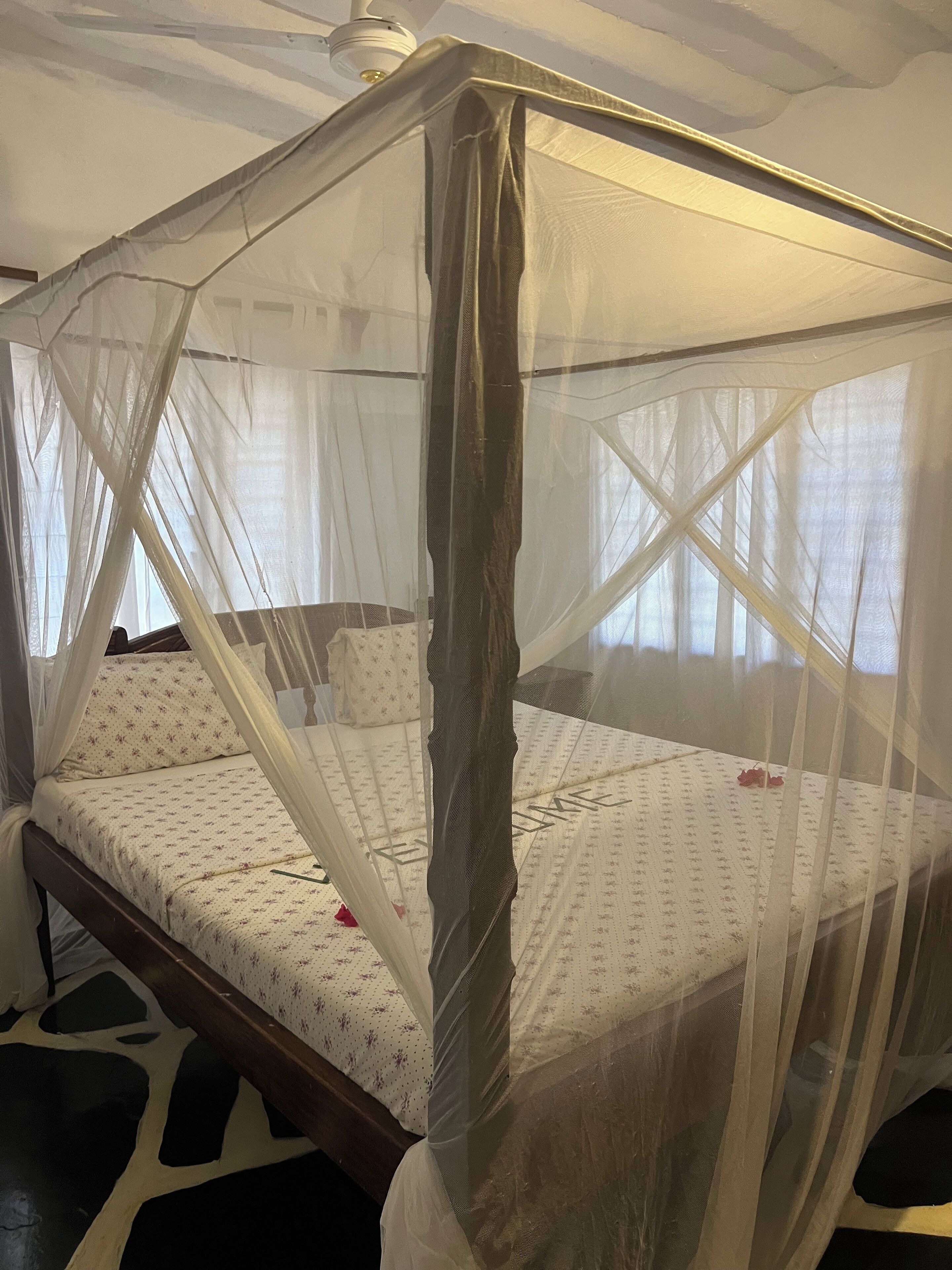 6 عدّة غرف نوم وخدمة الإنترنت وملاءات أسرّة