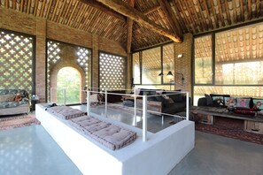 Villa, vista al jardín | Sala de estar | Televisión de pantalla plana de 32 pulgadas con canales digitales 