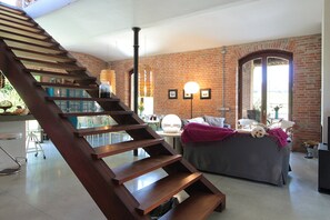 Villa, vista al jardín | Área de sala de estar | Televisión de pantalla plana de 32 pulgadas con canales digitales 