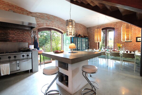 Vil·la, vistes al jardí | Cuina privada | Frigorífic, forn, placa de cuina i rentaplats