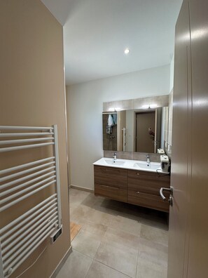 Dusch, handdukar, tvål och toalettpapper