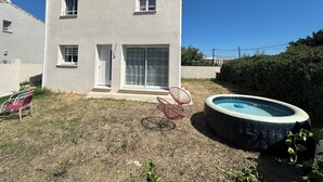 A two-story house with a swimming pool, a covered patio, and a small garden area. - Bright, quiet house in Redessan (Redessan)