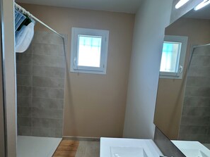 Dusch, handdukar, tvål och toalettpapper