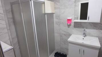 Classic-lejlighed - balkon | Badeværelse | Separat badekar og bruser, gratis toiletartikler, hårtørrer, hjemmesko