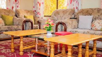 Habitación Confort con 1 cama matrimonial o 2 individuales, balcón, vista al jardín | Área de sala de estar | Impresora