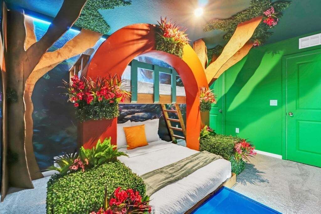 Une chambre à coucher avec un lit, une échelle et une porte verte.