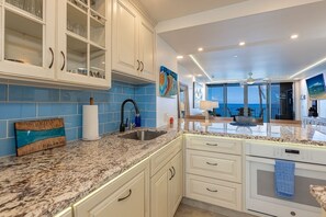 Condo, 2 habitaciones | Cocina privada | Refrigerador, horno, cafetera y tetera y tostadora 