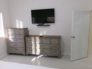 2 bedrooms, iron/ironing board, bed sheets