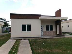 Exterior - Charming 2-bedroom house in with AC, Pool, hot water, washer and dryer, gated. (Negril)