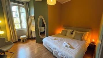 Deluxe Twin Room, 1 King Bed, Non Smoking, Private Bathroom