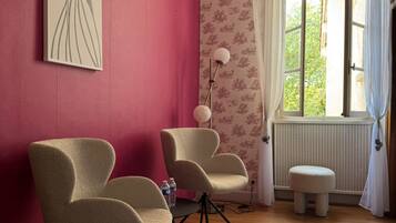 Deluxe Twin kamer, niet-roken | Een kluis op de kamer, een strijkplank/strijkijzer, gratis wifi