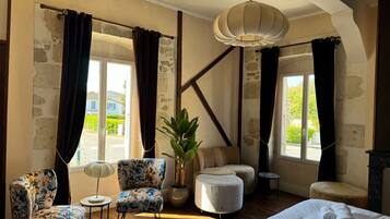 Junior-suite | Pengeskab på værelset, strygejern/strygebræt, gratis Wi-Fi