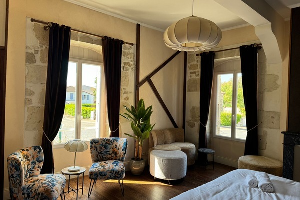 خزنة داخل الغرفة وتجهيزات عازلة للصوت ومكواة/لوح كي وواي فاي مجانًا