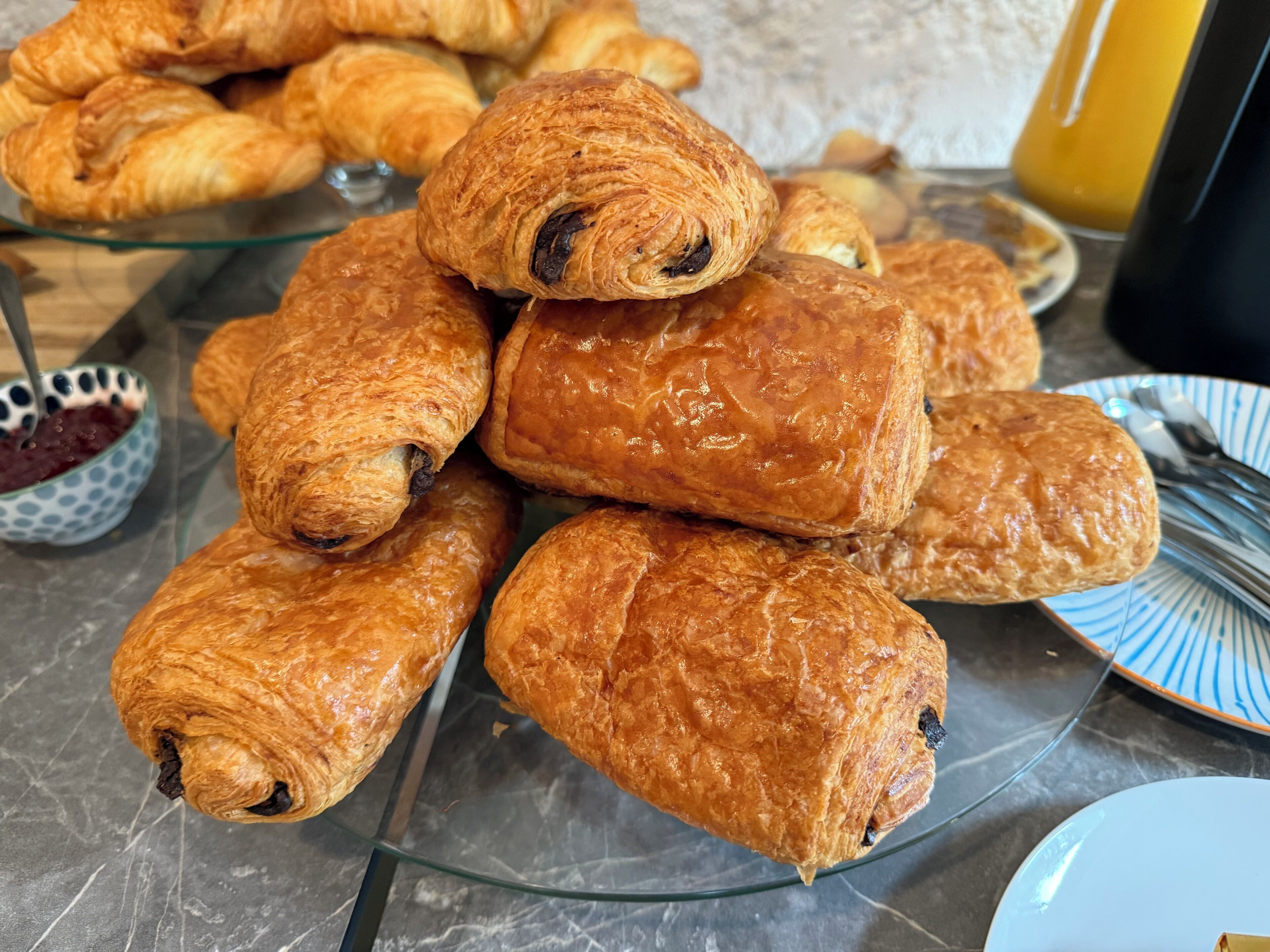 Una vitrina de vidrio llena de pasteles variados.