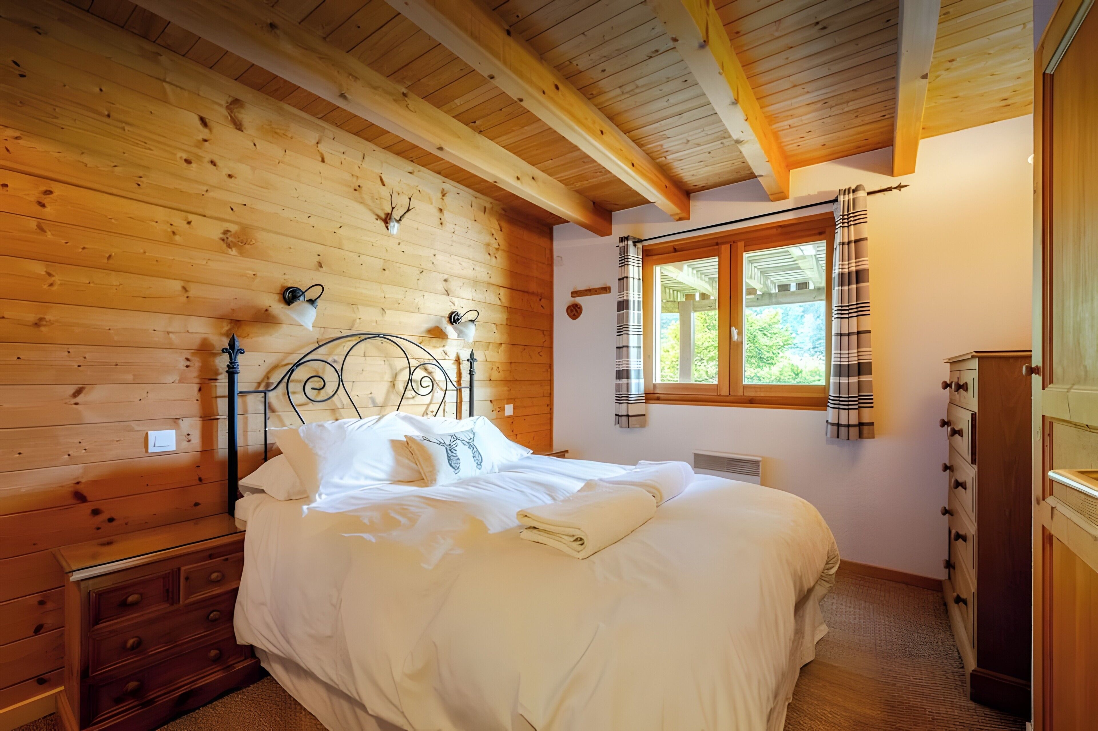 4 chambres, fer et planche à repasser, Wi-Fi, draps fournis