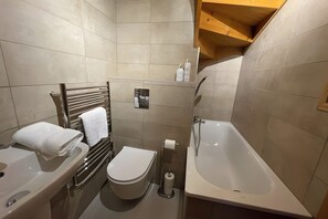 Dusch, hårtork och handdukar