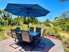 Outdoor dining - Boater's Dream & Beach Haven. Direct Gulf Access! No Bridges. Englewood Getaway. (Englewood)