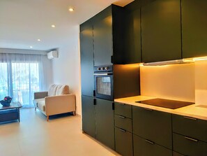 Kühlschrank, Mikrowelle, Ofen, Herdplatte