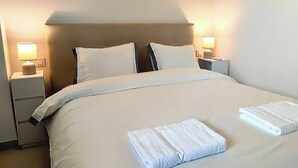 2 kamar tidur, setrika/meja setrika, Wi-Fi gratis, dan seprai linen