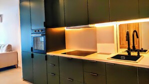 Lemari es, microwave, oven, dan kompor