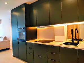 Frigorifero, microonde, forno, piano cottura