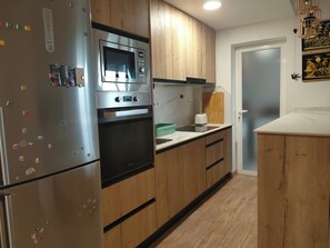 Kjøleskap, mikrobølgeovn, ovn og oppvaskmaskin